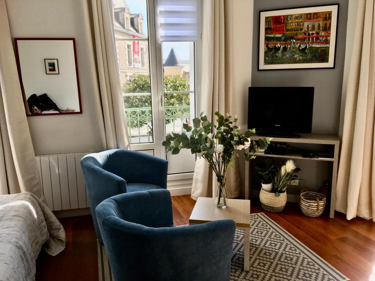 Studio Balcon De La Place Dinan Buitenkant foto